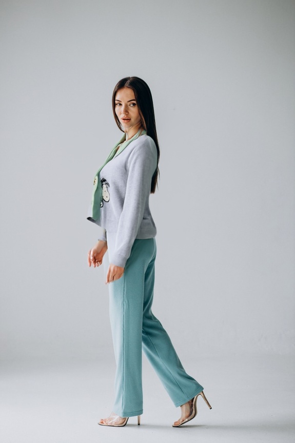 person_10_woman_model__garment_08_cardigan_snoopy.jpg
