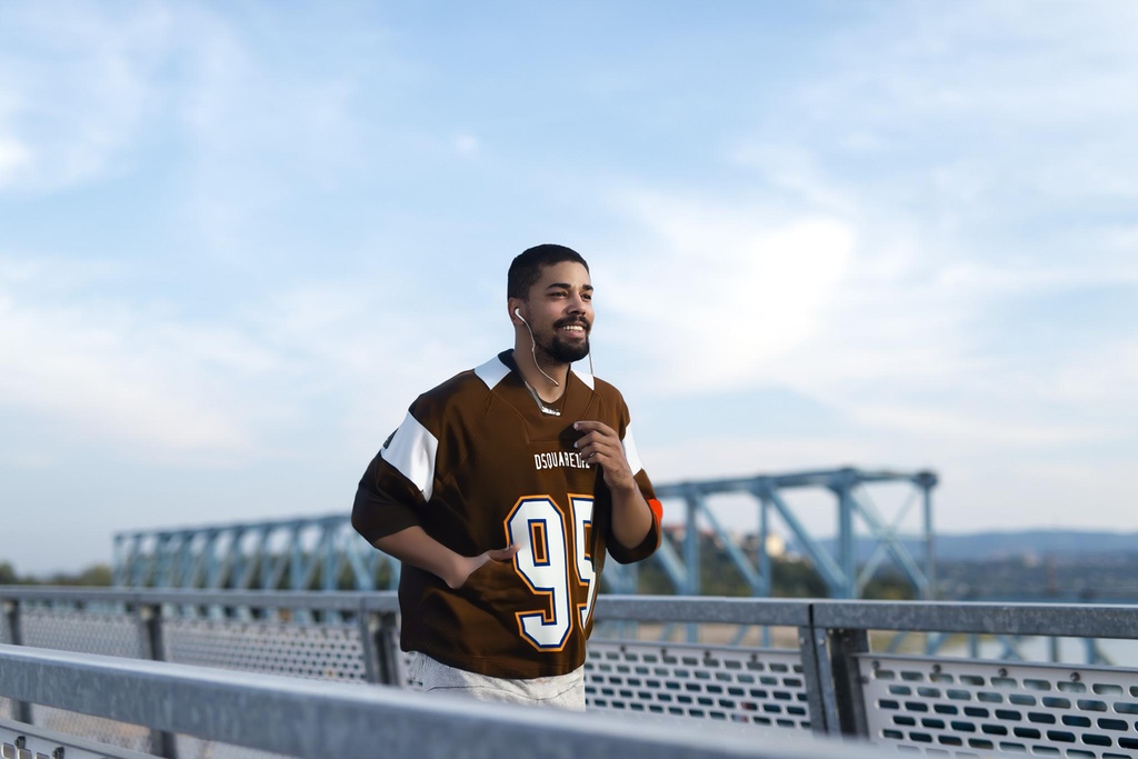 person_01_athlete_running__garment_07_jersey_dsquared.jpg
