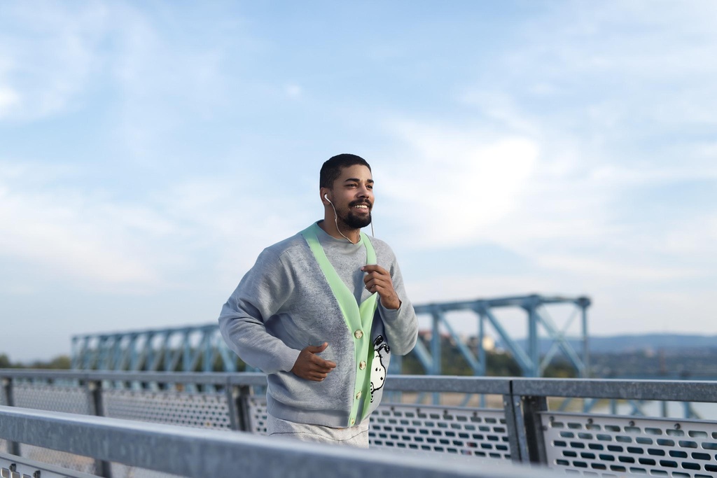 person_01_athlete_running__garment_08_cardigan_snoopy.jpg