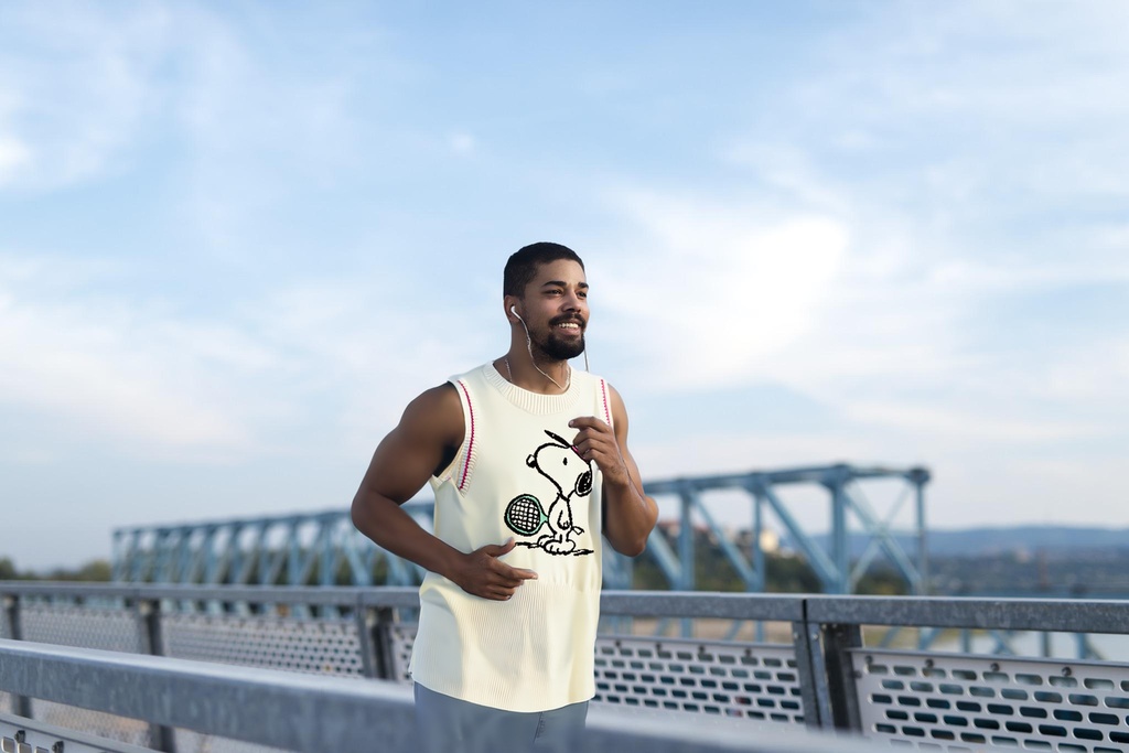 person_01_athlete_running__garment_09_vest_snoopy_tennis.jpg