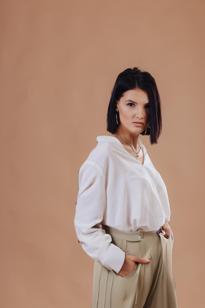 person_02_business_woman_cream__garment_01_pants_beige.jpg