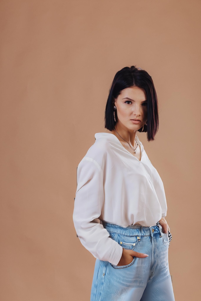 person_02_business_woman_cream__garment_04_shorts_denim.jpg