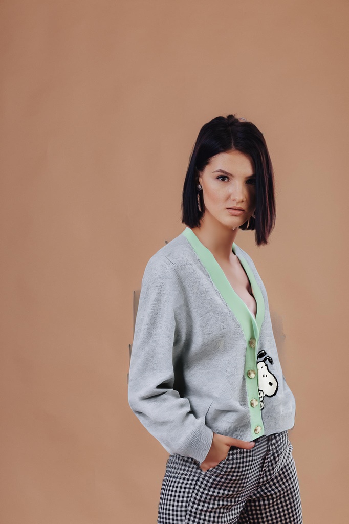 person_02_business_woman_cream__garment_08_cardigan_snoopy.jpg