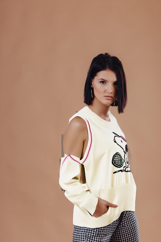 person_02_business_woman_cream__garment_09_vest_snoopy_tennis.jpg