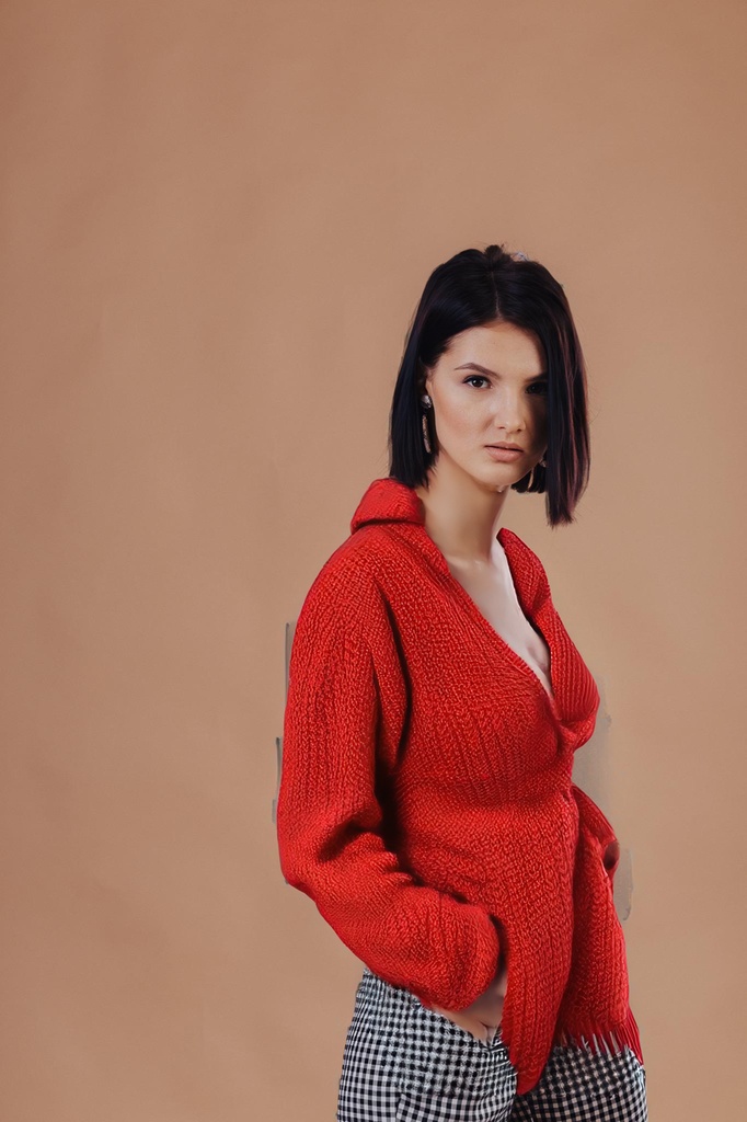 person_02_business_woman_cream__garment_16_generic_adobe.jpg
