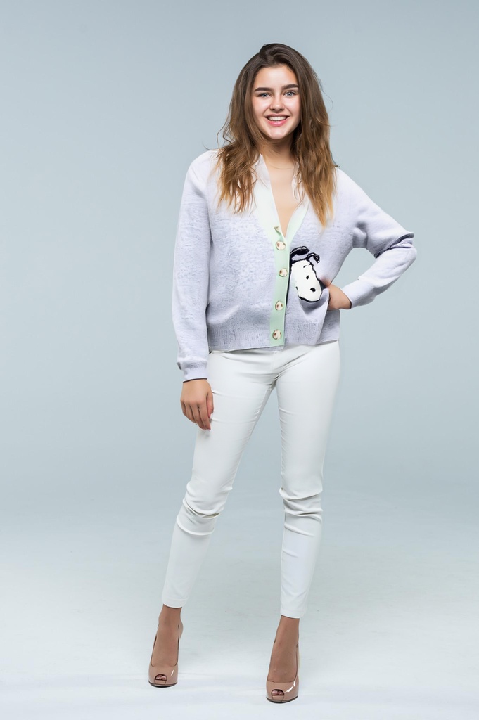 person_03_business_woman_white_bg__garment_08_cardigan_snoopy.jpg