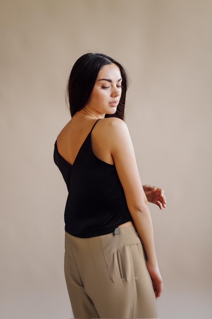 person_04_fashion_portrait_woman__garment_01_pants_beige.jpg