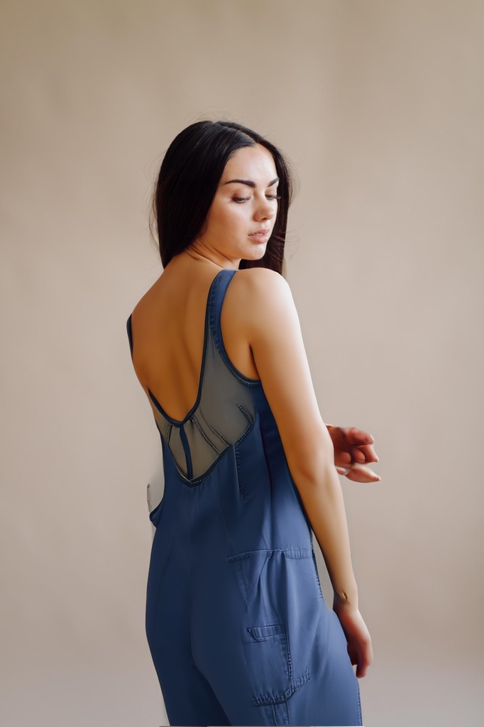 person_04_fashion_portrait_woman__garment_02_dungaree_denim.jpg