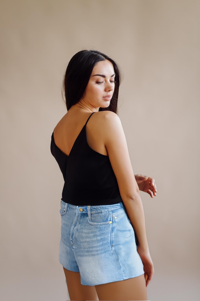 person_04_fashion_portrait_woman__garment_04_shorts_denim.jpg