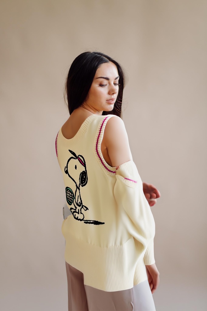 person_04_fashion_portrait_woman__garment_09_vest_snoopy_tennis.jpg