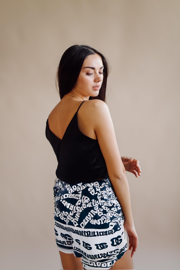 person_04_fashion_portrait_woman__garment_10_swim_shorts_dolce.jpg