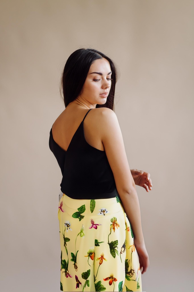 person_04_fashion_portrait_woman__garment_13_skirt_orchid_maxi.jpg
