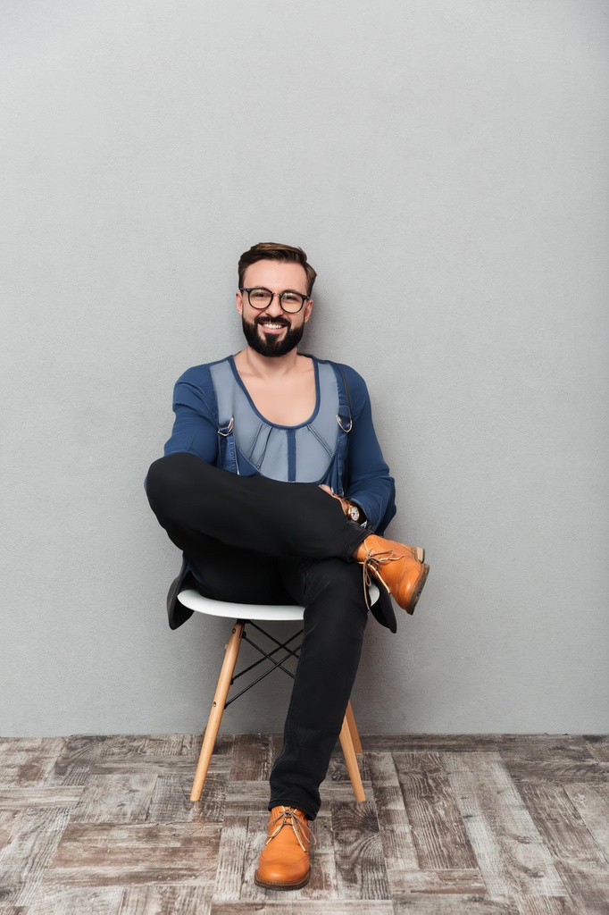 person_05_man_casual_sitting__garment_02_dungaree_denim.jpg