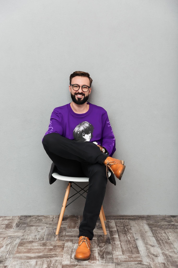 person_05_man_casual_sitting__garment_06_longsleeve_flagstuff.jpg