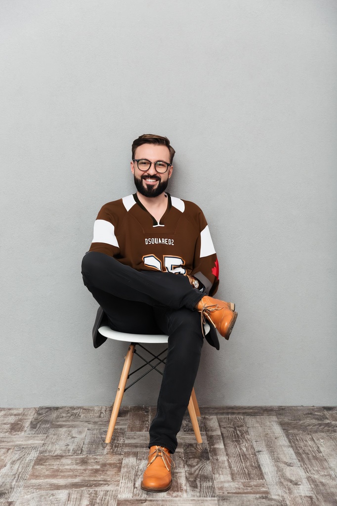 person_05_man_casual_sitting__garment_07_jersey_dsquared.jpg