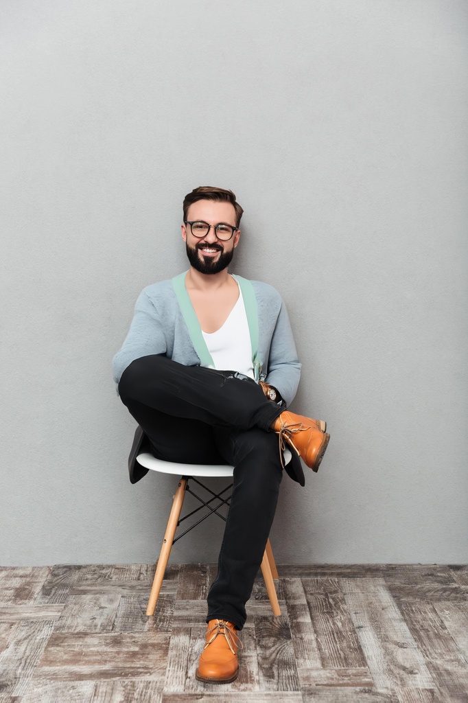 person_05_man_casual_sitting__garment_08_cardigan_snoopy.jpg