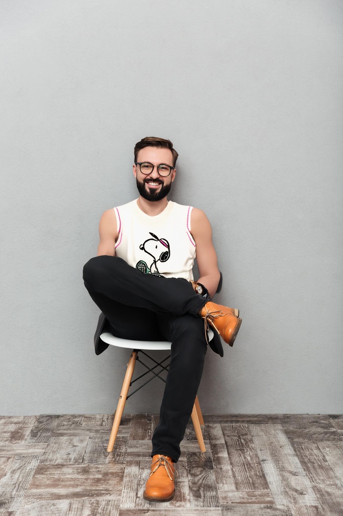 person_05_man_casual_sitting__garment_09_vest_snoopy_tennis.jpg