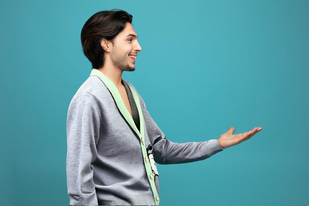 person_08_man_profile_blue_bg__garment_08_cardigan_snoopy.jpg