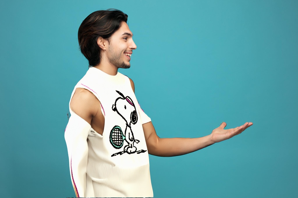 person_08_man_profile_blue_bg__garment_09_vest_snoopy_tennis.jpg
