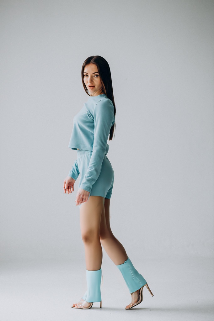 person_10_woman_model__garment_04_shorts_denim.jpg