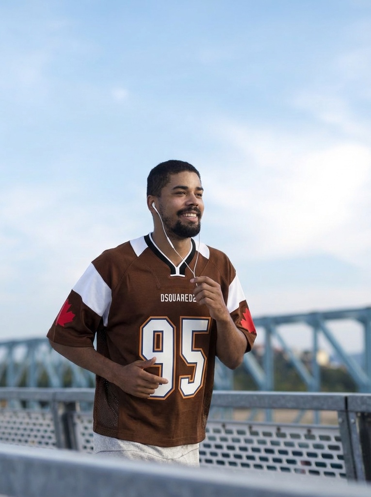 person_01_athlete_running__garment_07_jersey_dsquared.jpg