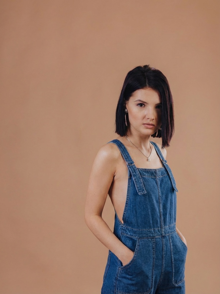 person_02_business_woman_cream__garment_02_dungaree_denim.jpg