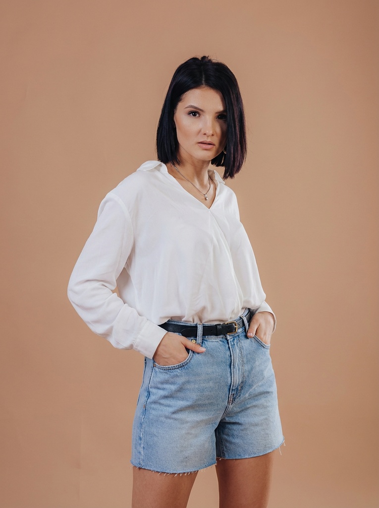person_02_business_woman_cream__garment_04_shorts_denim.jpg