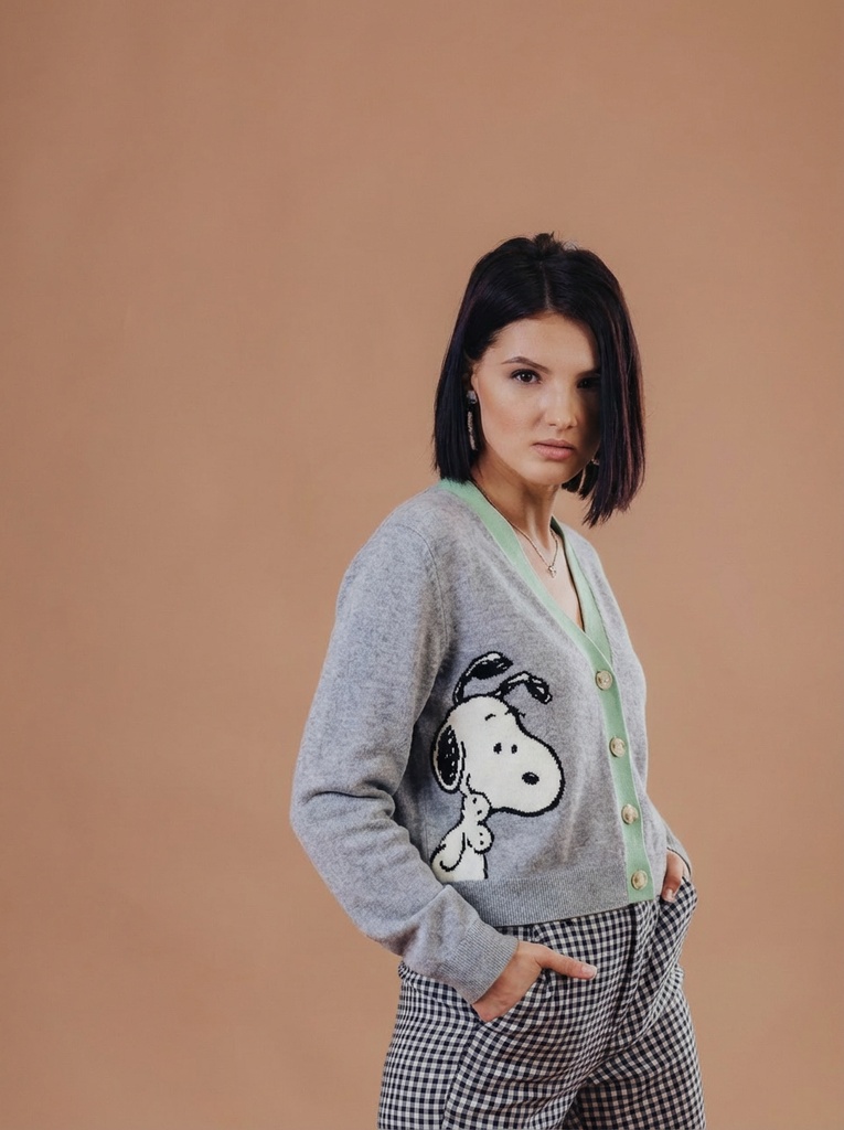 person_02_business_woman_cream__garment_08_cardigan_snoopy.jpg