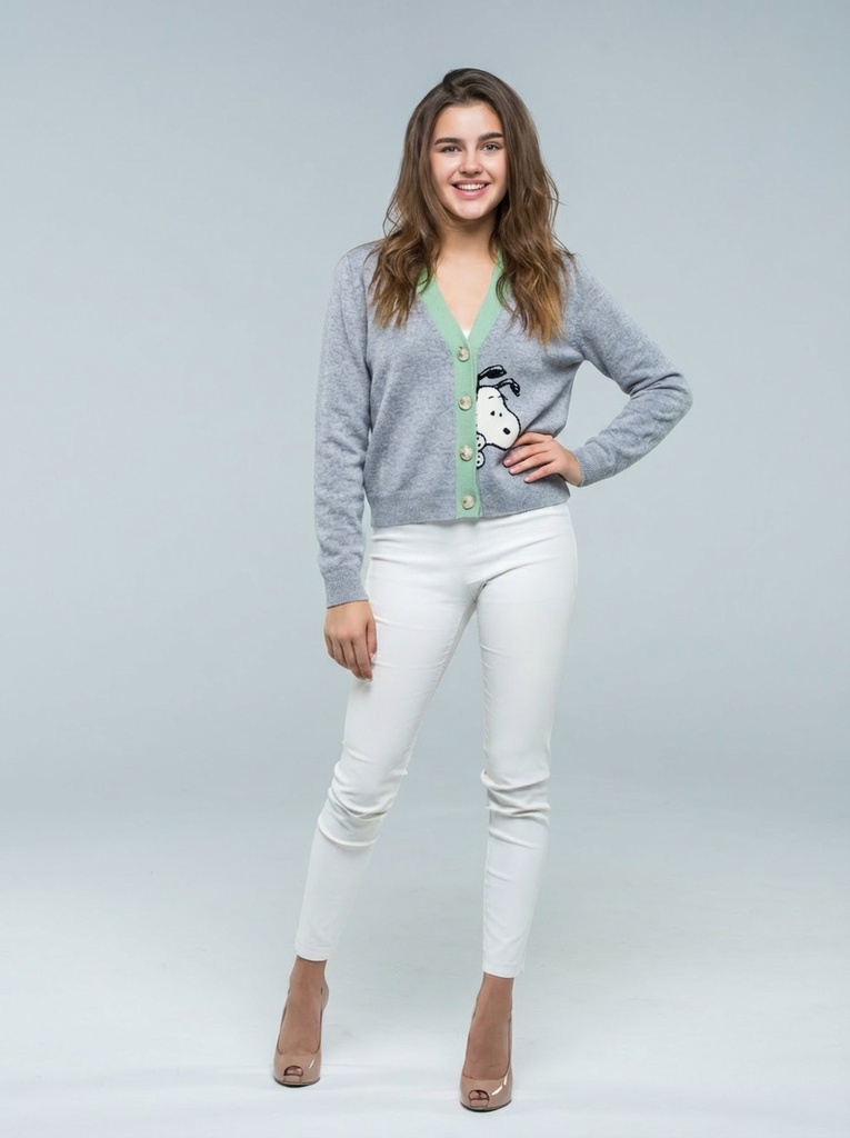 person_03_business_woman_white_bg__garment_08_cardigan_snoopy.jpg