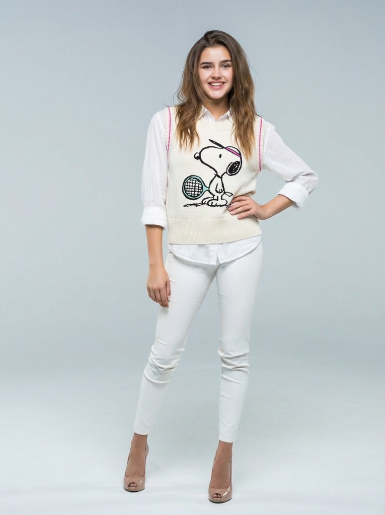 person_03_business_woman_white_bg__garment_09_vest_snoopy_tennis.jpg