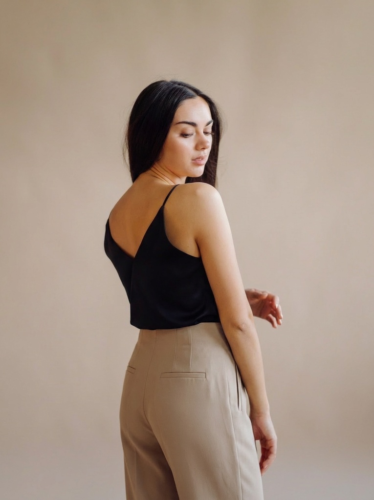person_04_fashion_portrait_woman__garment_01_pants_beige.jpg