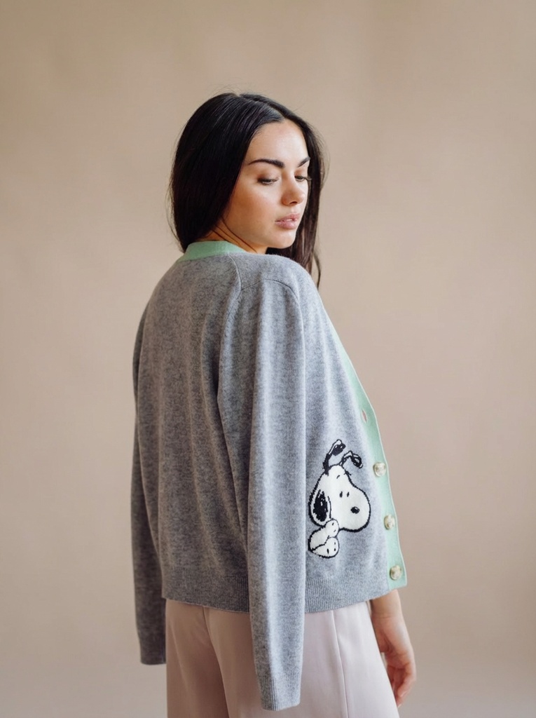 person_04_fashion_portrait_woman__garment_08_cardigan_snoopy.jpg