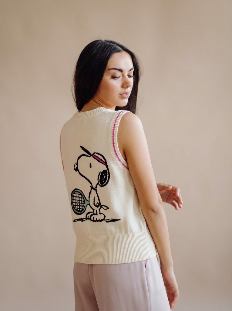 person_04_fashion_portrait_woman__garment_09_vest_snoopy_tennis.jpg