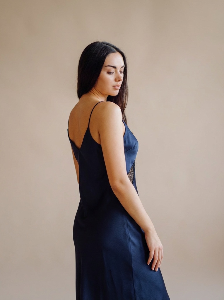 person_04_fashion_portrait_woman__garment_12_slipdress_navy_silk.jpg