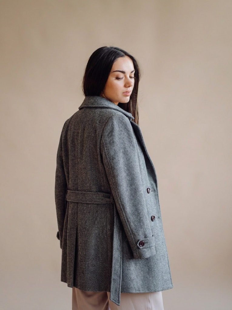 person_04_fashion_portrait_woman__garment_15_overcoat_woolen.jpg