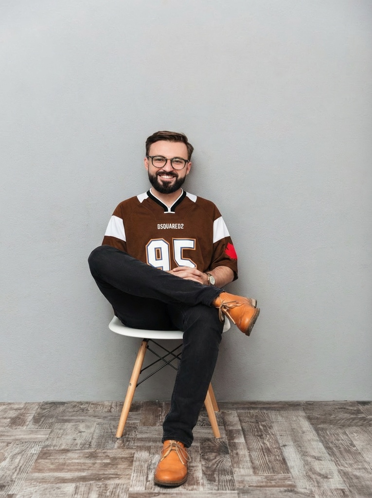 person_05_man_casual_sitting__garment_07_jersey_dsquared.jpg
