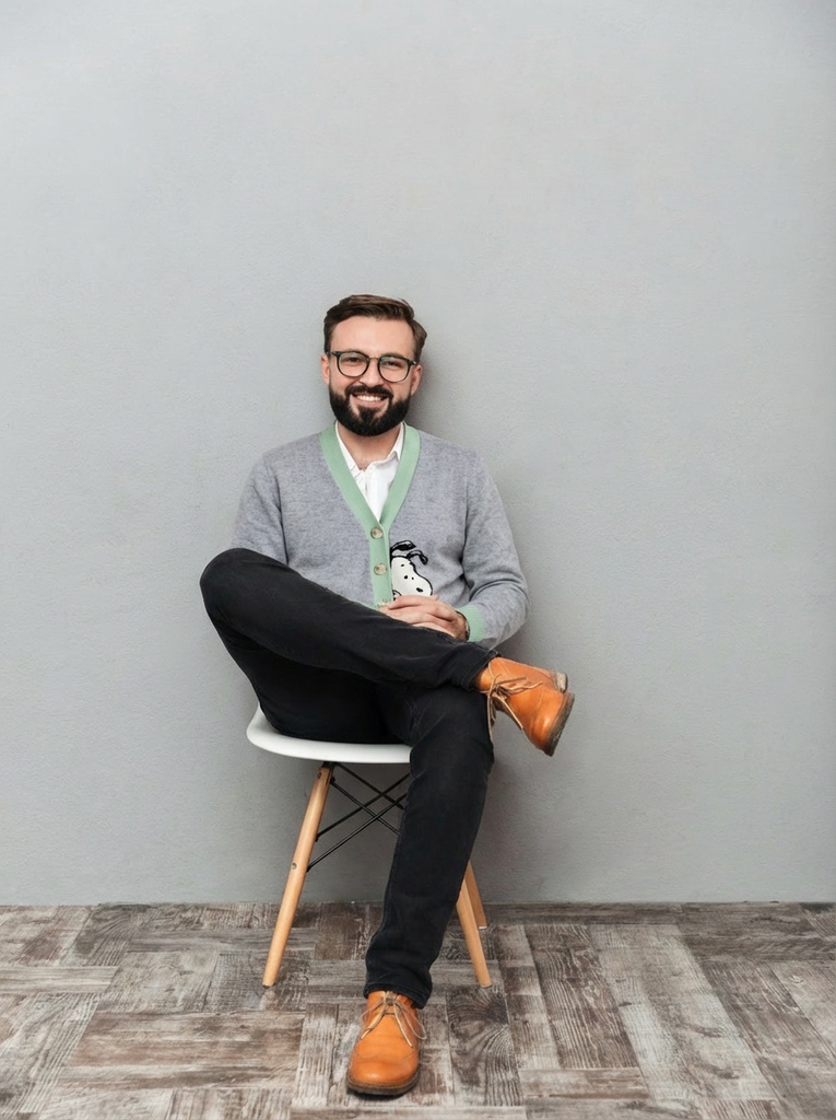 person_05_man_casual_sitting__garment_08_cardigan_snoopy.jpg