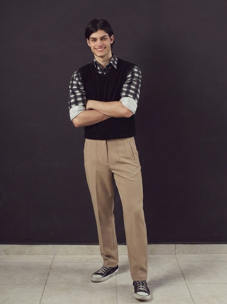 person_07_handsome_young_man__garment_01_pants_beige.jpg