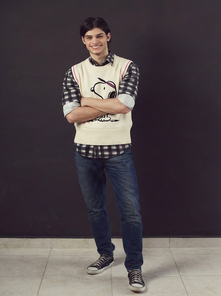 person_07_handsome_young_man__garment_09_vest_snoopy_tennis.jpg