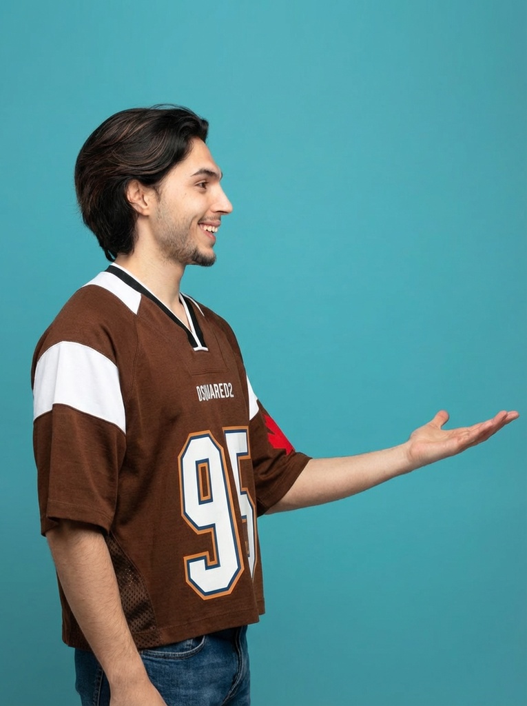 person_08_man_profile_blue_bg__garment_07_jersey_dsquared.jpg