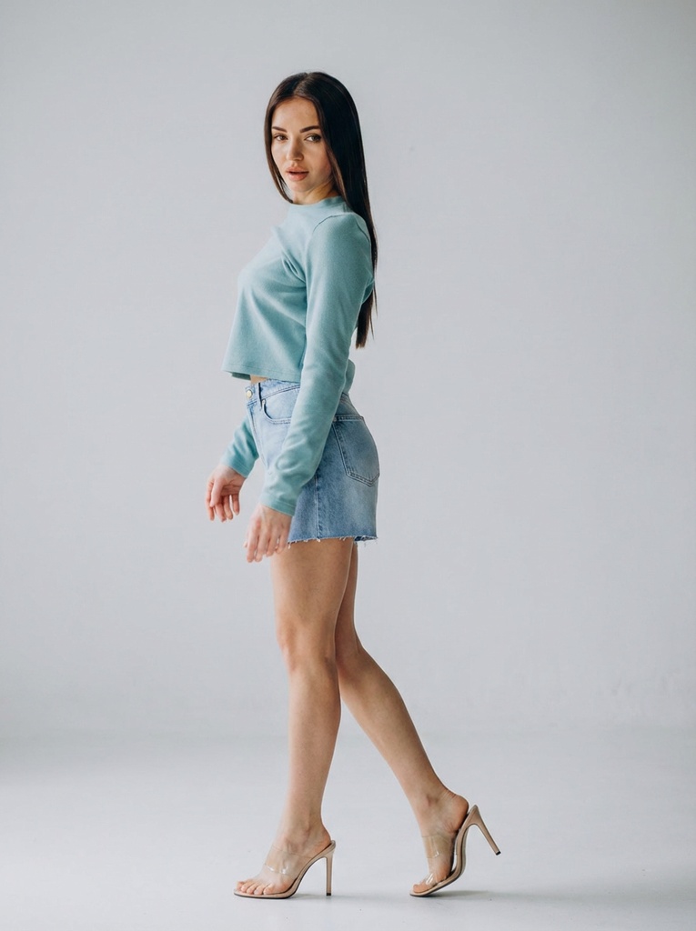 person_10_woman_model__garment_04_shorts_denim.jpg