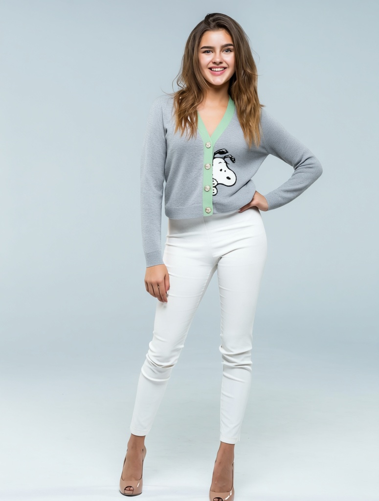 person_03_business_woman_white_bg__garment_08_cardigan_snoopy.jpg