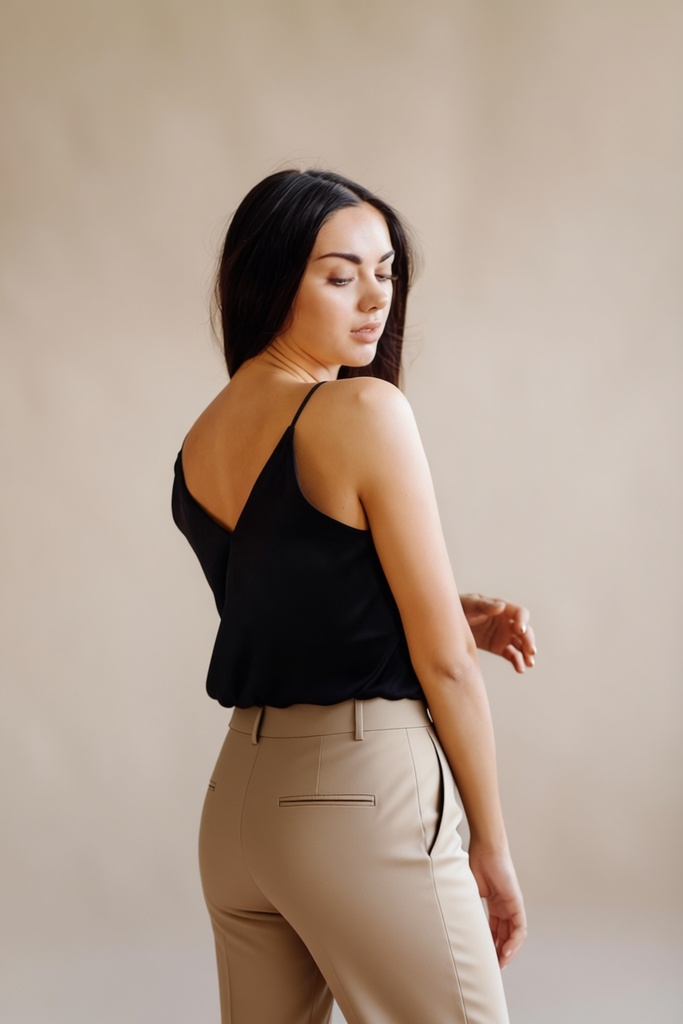 person_04_fashion_portrait_woman__garment_01_pants_beige.jpg