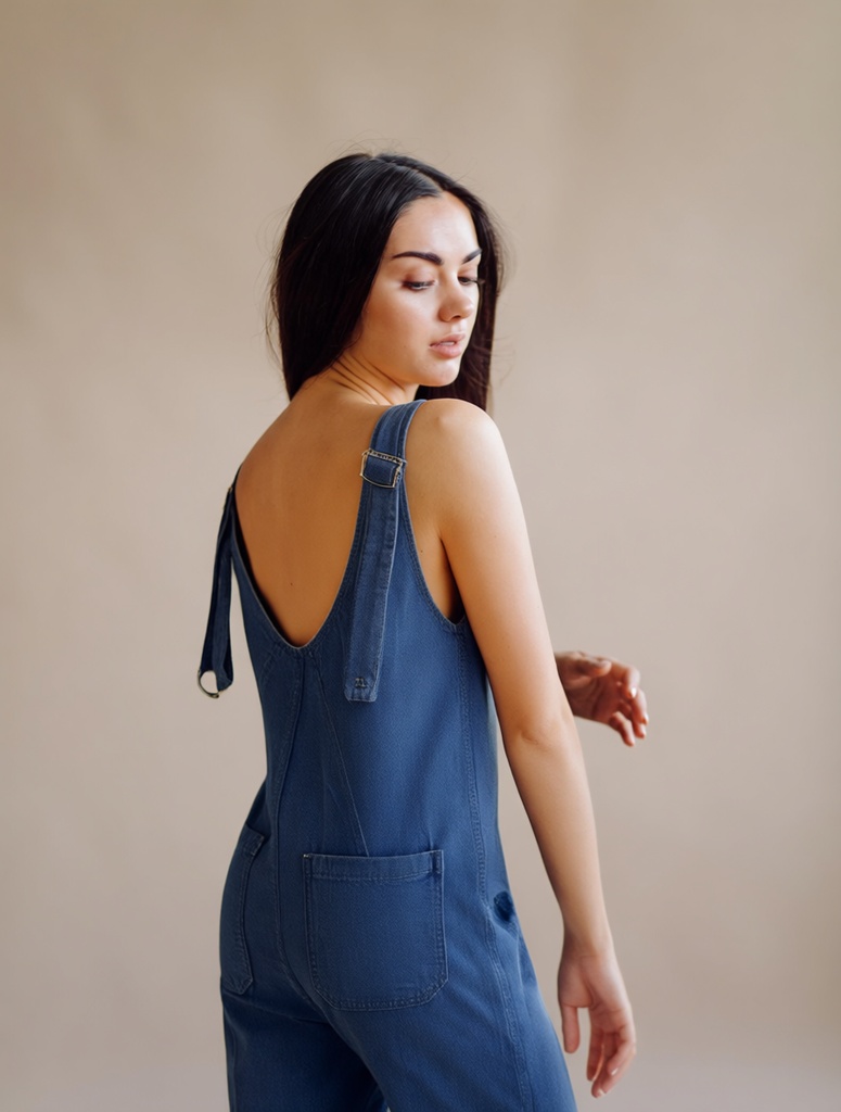 person_04_fashion_portrait_woman__garment_02_dungaree_denim.jpg