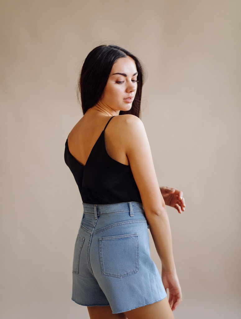 person_04_fashion_portrait_woman__garment_04_shorts_denim.jpg