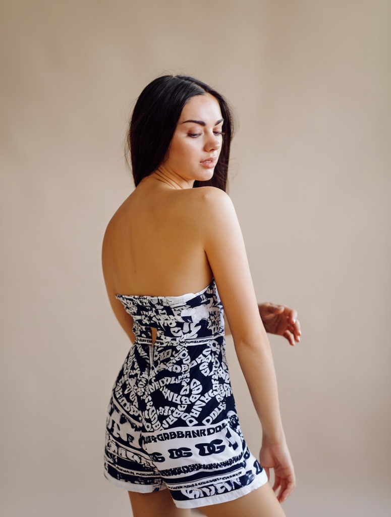 person_04_fashion_portrait_woman__garment_10_swim_shorts_dolce.jpg